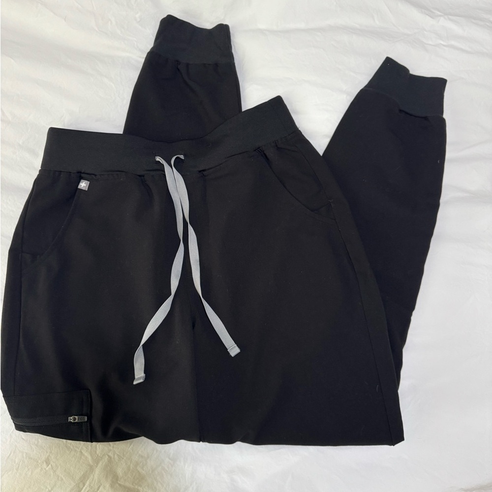 FIGS Zamora jogger scrubs in black